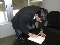Chico signa amb el Bara B