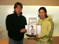 Leo Messi recibe el premio Bravo de manos de Franco Nicolussi, representante de Guerin Sportivo.