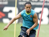 Ronaldinho trains with the squad
