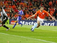 Henry marca pero Holanda, a cuartos (4-1)