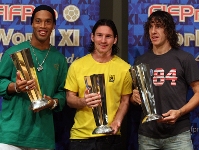 Puyol, Ronaldinho, y Messi reciben los premios FIFPro