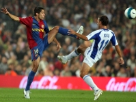 Sylvinho, en una acción con Rosu, en el Barça-Recre de la temporada pasada. Abajo Xavi celebra el tercer gol azulgrana.