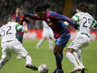 Ronaldinho, titular casi dos meses después