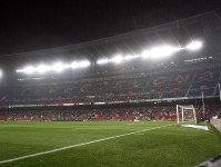 La lluvia no ha evitado que se acercasen ms de 30.000 espectadores hasta el Camp Nou.