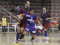 Javi Rodríguez lluitant amb Parrel durant el partit jugat al Palau Blaugrana contra el Benicarló