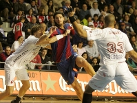 El Barça guanya els dos punts al líder (26-24)