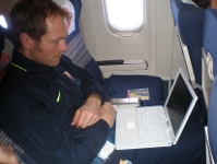Kasper Hvidt, a l'avió, mirant un dels DVD que els facilita el cos tècnic