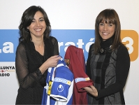 Ldia Heredia y Raquel Sans, presentadoras de La Marat, mostrando los logotipos en las camiseta del Bara y el Espanyol.