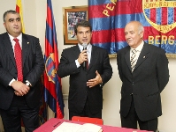 Laporta, envoltat per l'alcalde (a l'esquerra) i el president de la Penya de Berga (a la dreta).