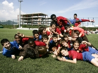 Els jugadors de l'Aleví B celebren un títol. Foto: Arxiu FCB.
