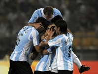 Argentina gana a Serbia sin Messi (2-0)