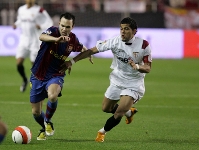 Iniesta y Alves, ahora compañeros en el Barça, en el Sevilla-Barça de la temporada pasada.