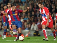 Henry, en una acci del Bara-Almeria de la temporada passada, en qu el francs va fer l'1-0.
