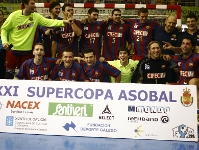 El Bara de balonmano, celebrando el triunfo de una de las 14 Supercopas Asobal. Foto: Archivo-FCB
