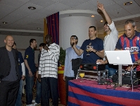 Los jugadores del Regal Bara celebrando el ttulo en Pars. Foto: lex Caparrs-FCB