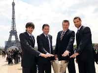 Rubio, Pascual, Pashutin i Langdon posen amb el trofeu i la torre Eiffel de fons (Fotos: Eurolliga i lex Caparrs -FCB)