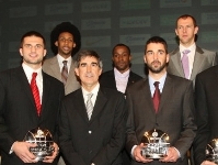 Entre los galardonados, Navarro (cinco ideal), Lorbek (segundo mejor equipo) y Ricky (Estrella Emergente) (Foto: www.euroleague.net