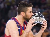 Navarro besa el trofeo de MVP. Fotos: lex Caparrs - FCB.