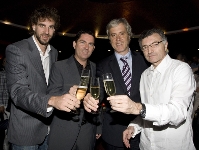 Roger Grimau, Xavi Pascual, Josep Cubells y Joan Creus, celebrando la Euroliga. Fotos: lex Caparrs - FCB.