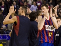 Els jugadors agraeixen el pblic el suport en el triomf contra el Granada (Fotos: lex Caparrs)