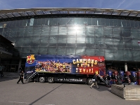 El Bus Campeones 2009, en la explanada del Camp Nou. Fotos: Miguel Ruiz / lex Caparrs - FCB.