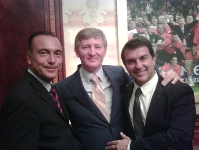 D'esquerra a dreta: Rafael Yuste, Rinat Akhmetov (president del Xakhtar), i Joan Laporta.