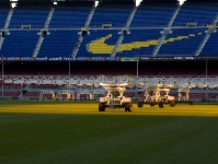 Unitats d'illuminaci artificial treballant a la gespa del Camp Nou. Foto: arxiu FCB.