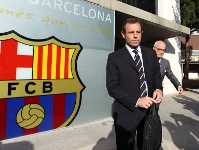 Sandro Rosell, saliendo de las oficinas con Carles Vilarrubí.  Foto: Miguel Ruiz (FCB).