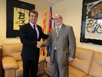 El president Joan Laporta i el president de la FCF Jordi Casals, desprs de signar l'acord de collaboraci. Fotos: Miguel Ruiz.