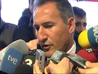 Txiki contesta a las preguntas de los periodistas antes de salir hacia Alemania. Foto FCB.