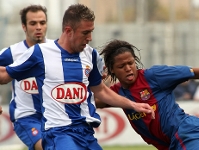 Giovani dos Santos lluita amb ngel Martnez en una imatge de l'ltim derbi a Sant Adri corresponent a la temporada 2006-07.