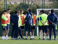 Luis Enrique y sus jugadores, en el entrenamiento de este viernes. Fotos: lex Caparrs-FCB