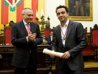 Xavi Hernndez rebent de mans de lAlcalde de Terrassa, Pere Navarro, la medalla dhonor de la ciutat. Fotos: lex Caparrs - FCB.