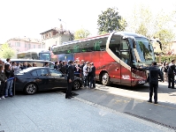 L'autocar arribant a l'hotel de concentraci de Mil. Fotos: Miguel Ruiz - FCB