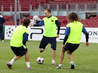 Iniesta, amb Bojan i Puyol, en l'entrenament d'aquest dilluns. Foto: Miguel Ruiz (FCB).