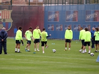 El equipo se ha visto completado con jugadores del filial para hacer un entrenamiento de recuperacin. Fotos: Miguel Ruiz - FCB.