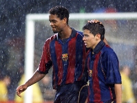 Saviola y Kluivert, celebrando uno de los goles de aquel 22 de septiembre del 2001, contra el Tenerife. Fotos: Archivo FCB. (Miguel Ruiz)