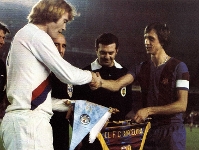 Cruyff saluda al capitn del City, en el partido conmemorativo del 75 aniversario del FC Barcelona.