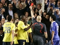 Abidal, en el momento en el que recibió la roja en Stamford Bridge, en las semifinales de Champions de la temporada pasada. (Foto: Archivo FCB)