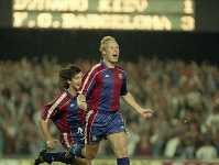 Koeman celebrant un gol amb el Bara. Fotos: Arxiu FCB