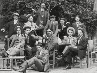 Fotografa indita de los campeones de 1910, celebrando el ttulo en el Parque de la Bombilla de Madrid. Fotos: Archivo FCB