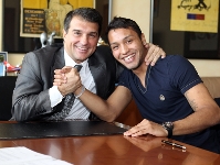 Jeffren y el presidente Joan Laporta, después de firmar la renovación del jugador. Fotos: Miguel Ruiz - FCB.