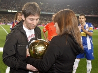 Messi entrega la Pilota d'Or del 2009 a la seva mare, el dia que la va oferir a l'afici. Foto: Arxiu.