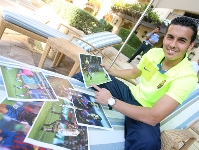 Pedro, con las imgenes de los goles en las seis competiciones oficiales. Fotos: Miguel Ruiz - FCB