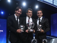 Xavi and Messi dedicate awards to the squad