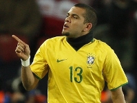 Alves vuelve a marcar en la victoria de Brasil (2-0)