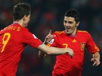 Villa celebra amb Torres un dels seus dos gols. Fotos: FIFA.com