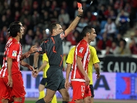 Momento que el rbitro expulsa con roja directa a Ibrahimovic. Fotos: Miguel Ruiz - FCB.