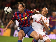 Ibrahimovic lluita per una pilota en el partit contra el Mallorca. Fotos: arxiu.