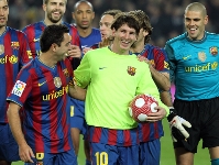 Leo Messi, amb la pilota del partit desprs de fer-li 3 gols al Valncia. Fotos: Miguel Ruiz (FCB)